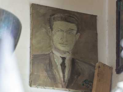 Ma in questo luogo non ci sono solo oggetti comprati ma anche opere frutto della creativit� di Gualberti. � lui infatti a mostrarci con orgoglio i suoi dipinti, appesi a varie altezze su tutte le pareti...